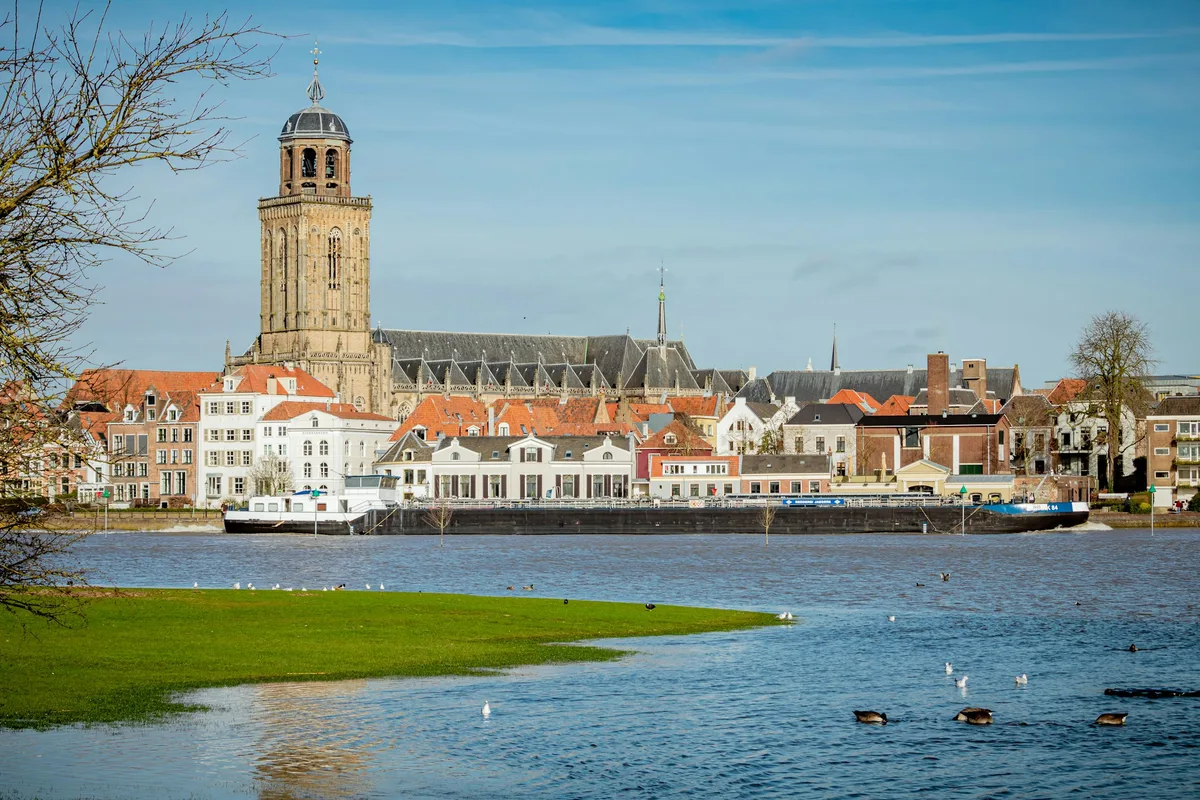 Deventer aan de IJssel met de Lebuinustoren